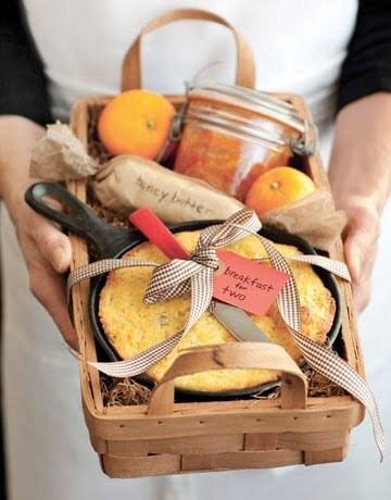 รูปภาพ:https://i2.wp.com/www.diybunker.com/wp-content/uploads/2017/10/gift-baskets-cornbread-honey-butter-0910-de-country-living.jpg