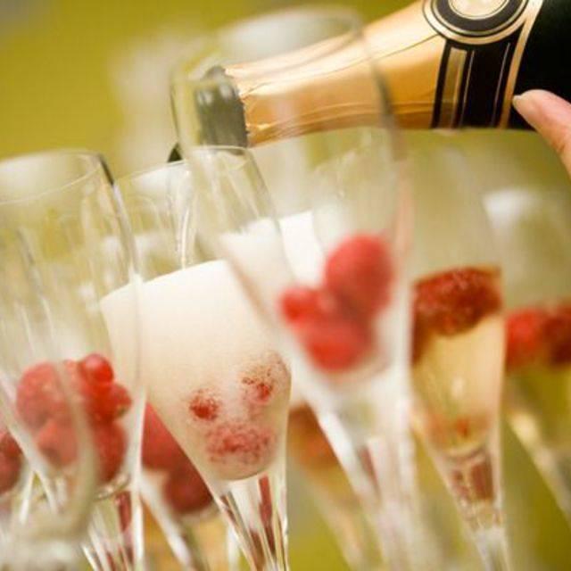 ตัวอย่าง ภาพหน้าปก:9 สูตร New Year's Champagne Cocktail