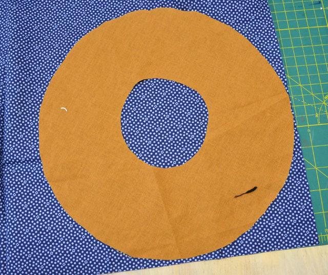 รูปภาพ:http://blog.consumercrafts.com/wp-content/uploads/2018/07/consumer-craft-donut-bag-no-sew-tutorial-2-768x645.jpg