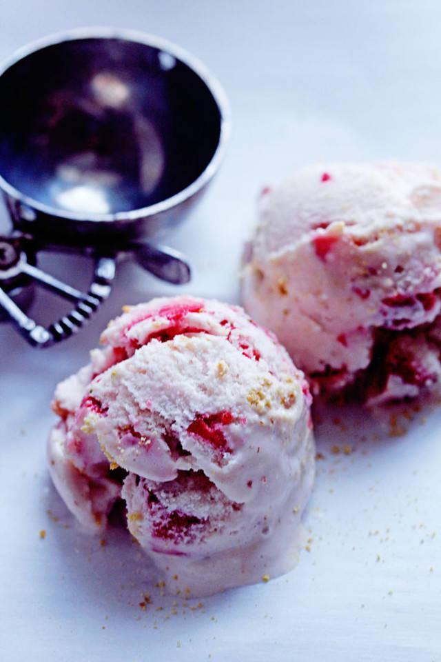 รูปภาพ:http://www.grandbaby-cakes.com/wp-content/uploads/2015/02/Strawberry-Cheesecake-Ice-Cream-1-683x1024.jpg