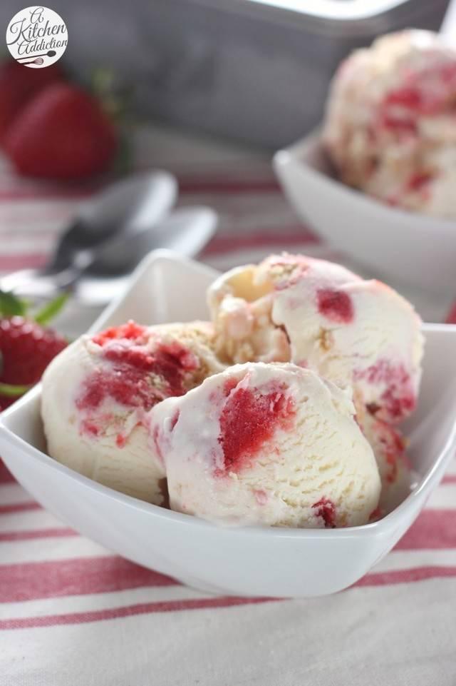 รูปภาพ:http://www.a-kitchen-addiction.com/wp-content/uploads/2015/03/strawberry-swirled-cheesecake-ice-cream-vert-UC-w-name-682x1024.jpg