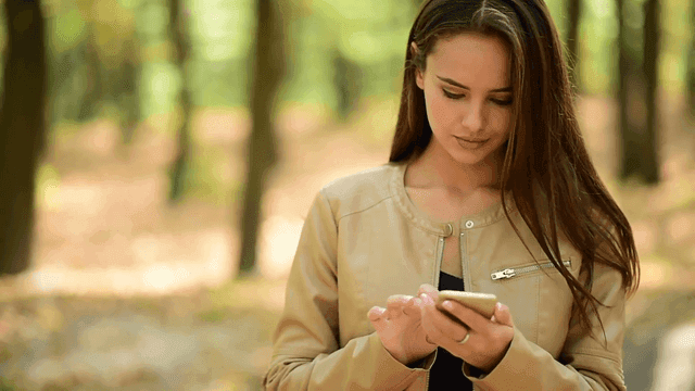 รูปภาพ:https://d2v9y0dukr6mq2.cloudfront.net/video/thumbnail/4e_S7GBpeilxvw00j/beautiful-young-woman-reads-message-on-the-mobile-phone-girl-with-cell-phone-in-the-autumn-park_ebgumz6wax__F0000.png