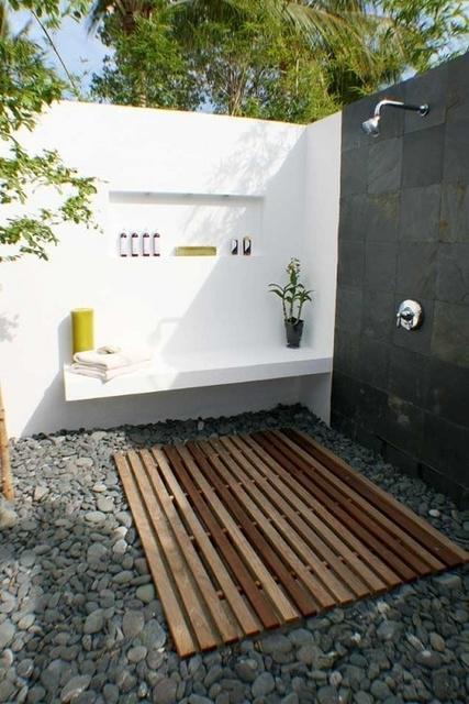 รูปภาพ:http://cdn.goodshomedesign.com/wp-content/uploads/2014/01/outdoor-bathroom-designs-15.jpg