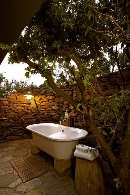 รูปภาพ:http://cdn.goodshomedesign.com/wp-content/uploads/2014/01/outdoor-bathroom-designs-21.jpg