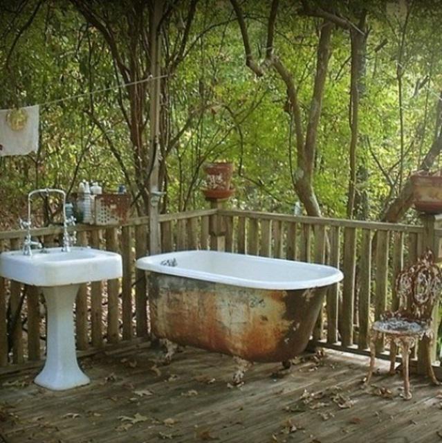 รูปภาพ:http://cdn.goodshomedesign.com/wp-content/uploads/2014/01/outdoor-bathroom-designs-18.jpg