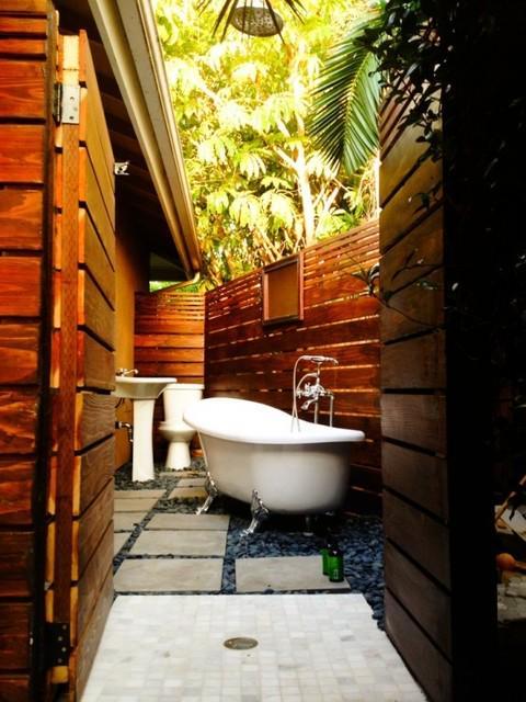 รูปภาพ:http://cdn.goodshomedesign.com/wp-content/uploads/2014/01/outdoor-bathroom-designs-22.jpg