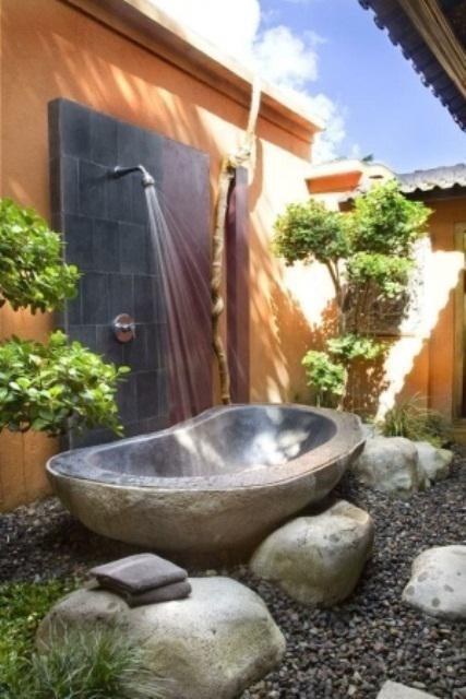 รูปภาพ:http://cdn.goodshomedesign.com/wp-content/uploads/2014/01/outdoor-bathroom-designs-8.jpg