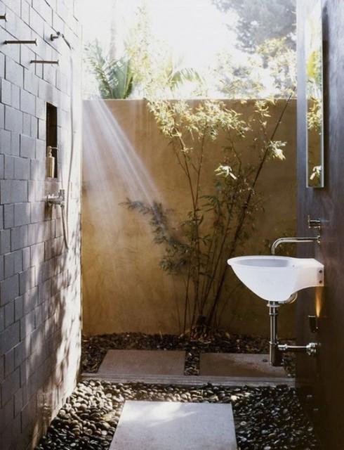 รูปภาพ:http://cdn.goodshomedesign.com/wp-content/uploads/2014/01/outdoor-bathroom-designs-9.jpg
