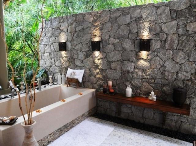 รูปภาพ:http://cdn.goodshomedesign.com/wp-content/uploads/2014/01/outdoor-bathroom-designs-25.jpg