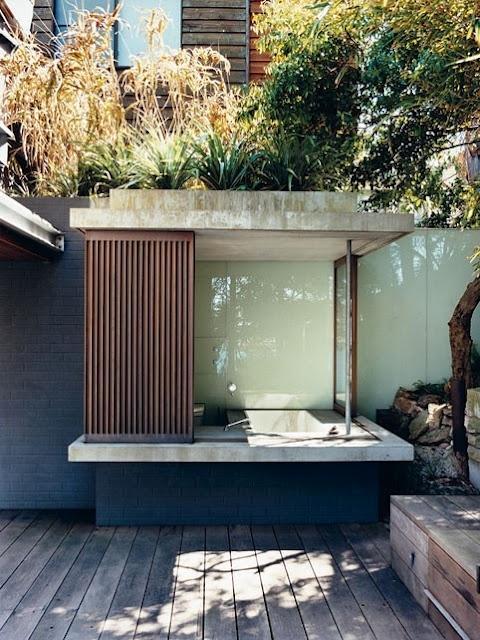 รูปภาพ:http://cdn.goodshomedesign.com/wp-content/uploads/2014/01/outdoor-bathroom-designs-14.jpg