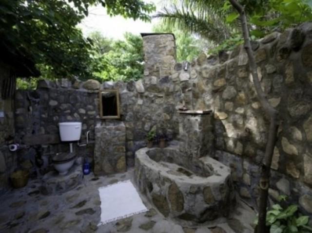 รูปภาพ:http://cdn.goodshomedesign.com/wp-content/uploads/2014/01/outdoor-bathroom-designs-19.jpg