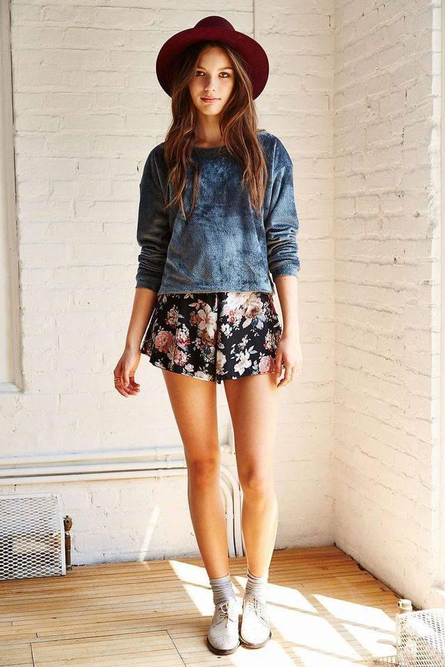 รูปภาพ:http://glamradar.com/wp-content/uploads/2015/03/velvet-sweater-and-floral-shorts.jpg