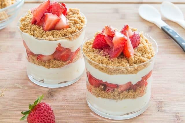 รูปภาพ:https://www.fifteenspatulas.com/wp-content/uploads/2016/08/Strawberry-Cheesecake-Parfaits-Fifteen-Spatulas-4-640x427.jpg