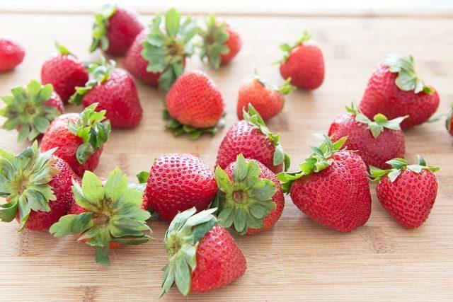 รูปภาพ:https://www.fifteenspatulas.com/wp-content/uploads/2016/07/No-Bake-Strawberry-Cheesecake-Parfait-6-640x427.jpg