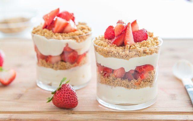 รูปภาพ:https://www.fifteenspatulas.com/wp-content/uploads/2016/07/No-Bake-Strawberry-Cheesecake-Parfait-1-640x401.jpg