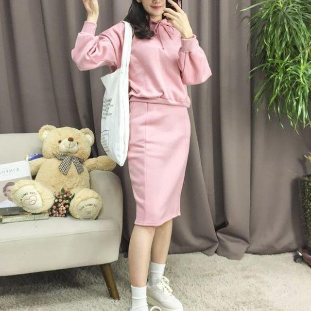 ภาพประกอบบทความ ส่องแฟชั่นแต่งตัว 'Pink Items' ต้อนรับหน้าหนาว ลุคชิคๆ น่ารัก สไตล์สาวเกาหลี
