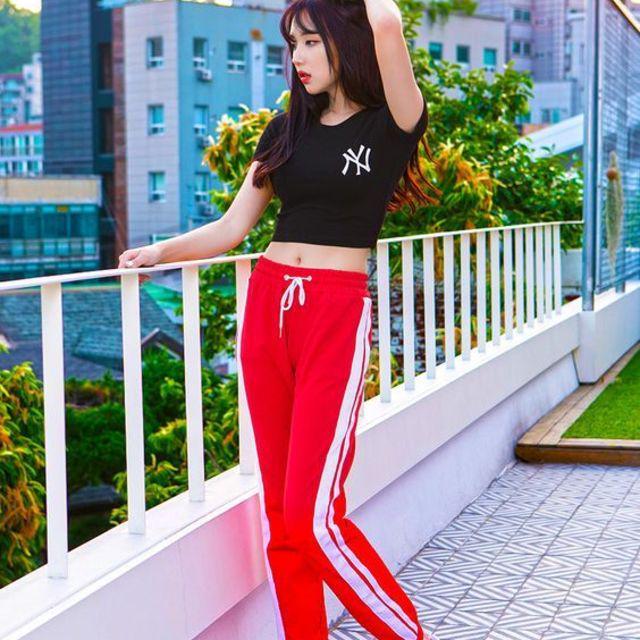 ภาพประกอบบทความ ส่องแฟชั่นแมทช์ 'กางเกงขายาวสีแดง' แต่งลุคเท่ ดูคูล สไตล์สาวเกาหลี