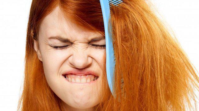 รูปภาพ:https://img2.thelist.com/img/gallery/things-every-woman-should-avoid-when-washing-your-hair/combing-your-hair-the-wrong-way-before-you-wash-1511899739.jpg