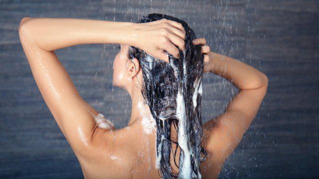 รูปภาพ:https://img4.thelist.com/img/gallery/things-every-woman-should-avoid-when-washing-your-hair/washing-too-often-1511899739.jpg