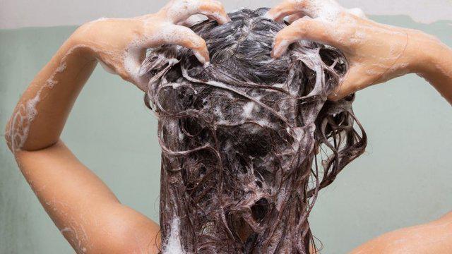 รูปภาพ:https://img3.thelist.com/img/gallery/things-every-woman-should-avoid-when-washing-your-hair/using-the-wrong-shampooing-technique-1511899739.jpg