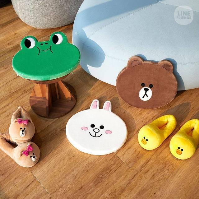 ภาพประกอบบทความ ใหม่มาแรง! 'Line friends' คาแรคเตอร์ ออกคอลเลคชั่นหมอนรองนั่ง/รองเท้าสลิปเปอร์! 