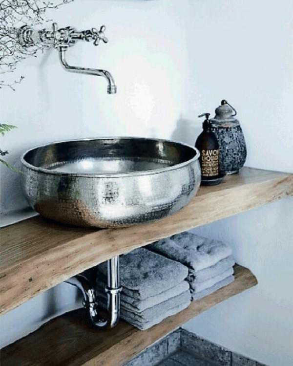 รูปภาพ:https://homeisd.com/wp-content/uploads/2018/01/metallic-sink-bathroom-decor.jpg