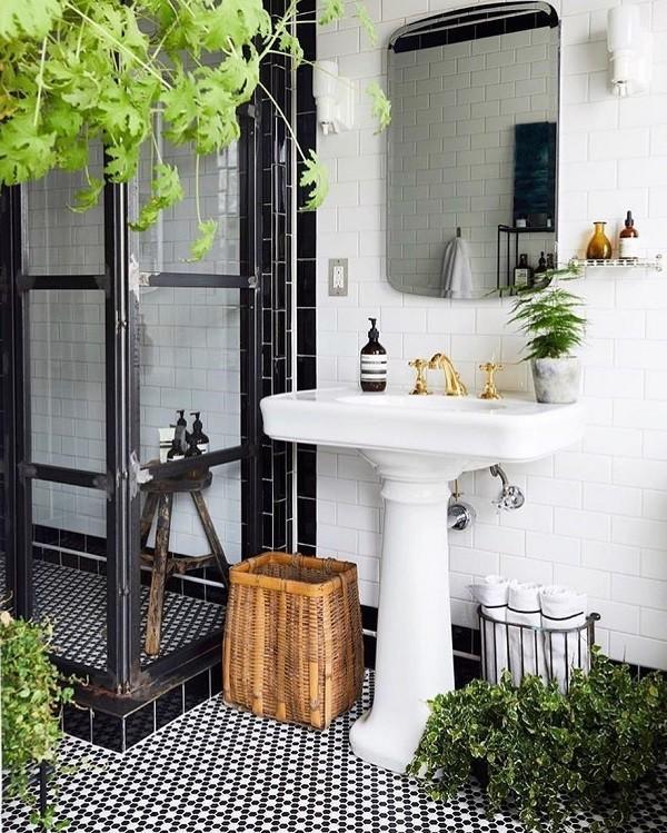 รูปภาพ:https://homeisd.com/wp-content/uploads/2018/01/greenery-bathroom-decor-idea.jpg