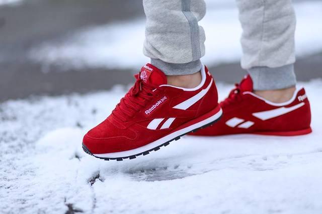 รูปภาพ:https://cdn5.kicksonfire.com/wp-content/uploads/2015/01/reebok-classic-leather-red-suede-2.jpg