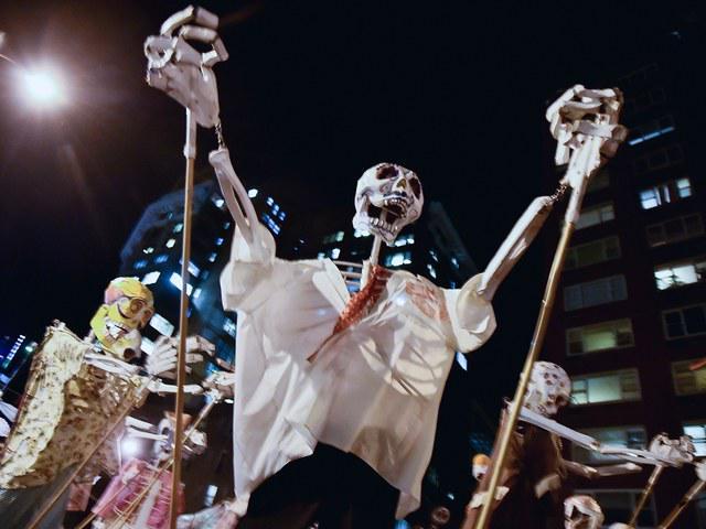 รูปภาพ:https://media.cntraveler.com/photos/59f74a4665a527667f4b4bc1/master/pass/Halloween-Parade-GettyImages-619593878.jpg