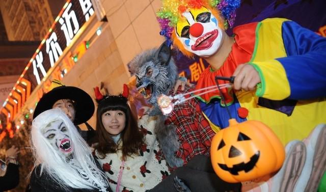 รูปภาพ:https://media.pri.org/s3fs-public/styles/open_graph/public/photos/2014-November/china_halloween_2013.jpg?itok=YlQHeti-