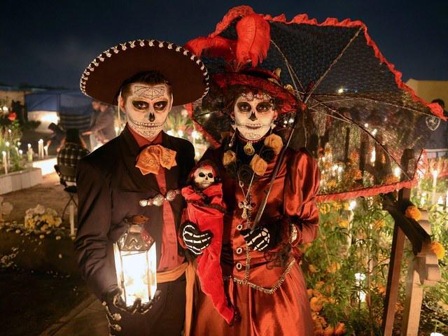 รูปภาพ:https://media.cntraveler.com/photos/56266a118bd380d2282dfeca/master/pass/halloween-world-day-of-the-dead-mexico-cr-getty.jpg