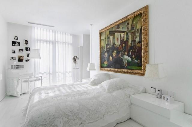 รูปภาพ:https://cdn.freshome.com/wp-content/uploads/2013/08/decorating-with-white-bedroom-wallart.jpg