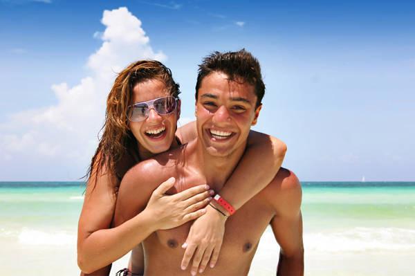 รูปภาพ:http://cdn.sheknows.com/articles/2012/06/happy-couple-on-the-beach-vacation.jpg