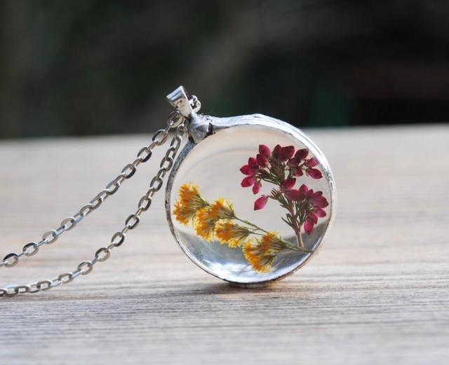 รูปภาพ:http://s3.weddbook.com/t4/2/6/4/2641506/pressed-flower-necklace-real-flower-glass-necklace-heather-herbarium-pendant-terrarium-necklace-boho-wedding-bridesmaid-necklace.jpg