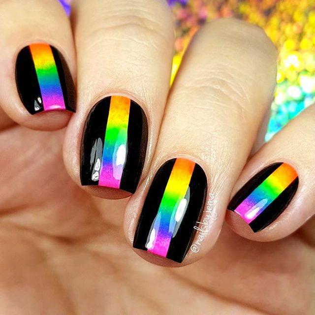 รูปภาพ:https://naildesignsjournal.com/wp-content/uploads/2018/10/rainbow-nails-strip.jpg