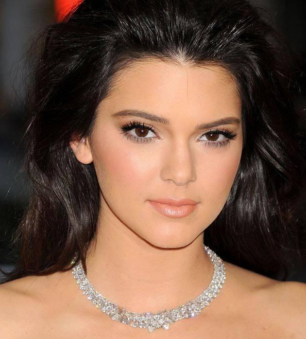 รูปภาพ:http://i1323.photobucket.com/albums/u581/brutavaresppf/kendall-jenner-03_zpscbf1cbeb.jpg