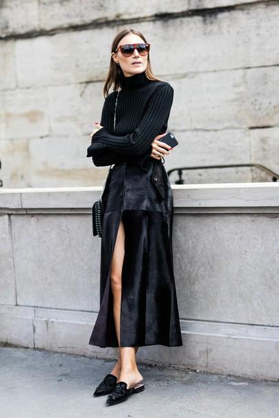 รูปภาพ:http://picture-cdn.wheretoget.it/bf9cs5-l-610x610-skirt-tumblr-black+skirt-slit+skirt-maxi+skirt-black-black--long+sleeves-turtleneck-knitted-bag-slippers-black+shoes-streetstyle-sunglasses-black+turtleneck-le+fashion-blogger-swea.jpg