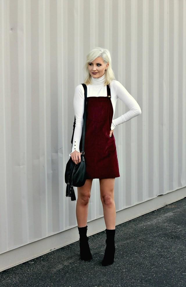 รูปภาพ:https://i1.wp.com/www.thenomisniche.com/wp-content/uploads/2016/11/overall-dress-target-style-black-booties-fall-booties-bucket-bag-fall-style-the-nomis-niche-lindsey-simon-fashion-blogger-las-vegas-fashion-blogger-1.jpg