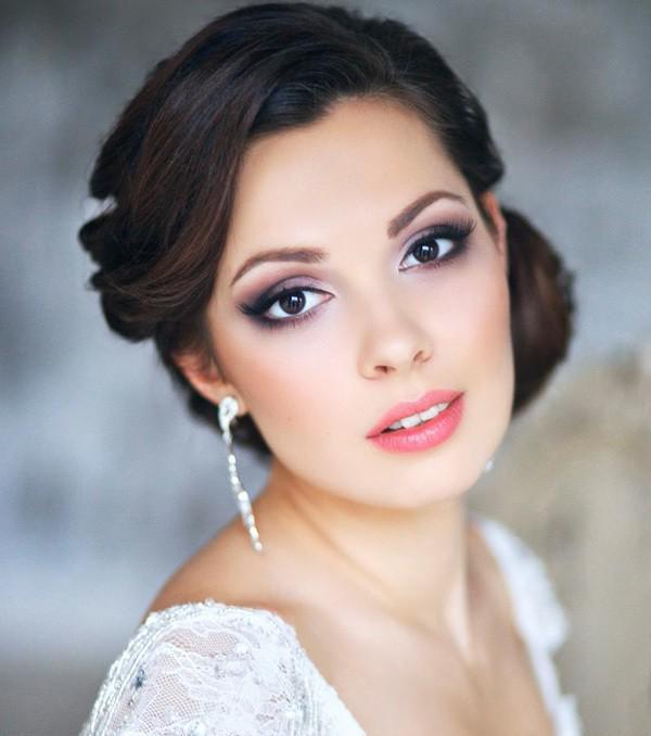 รูปภาพ:https://www.elegantweddinginvites.com/wedding-blog/wp-content/uploads/2015/10/beautiful-bridal-hairstyles-and-wedding-makeup-ideas.jpg