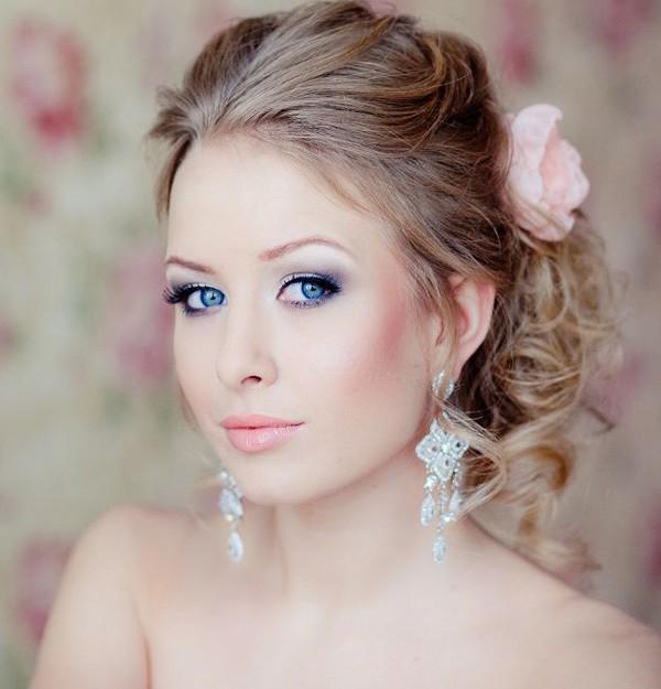 รูปภาพ:https://www.elegantweddinginvites.com/wedding-blog/wp-content/uploads/2015/10/beautiful-bridal-makeup-with-red-cheeked-and-Smokey-eyes.jpg