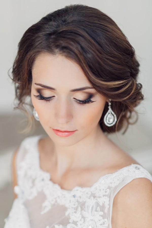 รูปภาพ:https://www.elegantweddinginvites.com/wedding-blog/wp-content/uploads/2015/10/attractive-bridal-looks-with-gorgeous-hairstyles-and-amazing-bridal-makeup.jpg