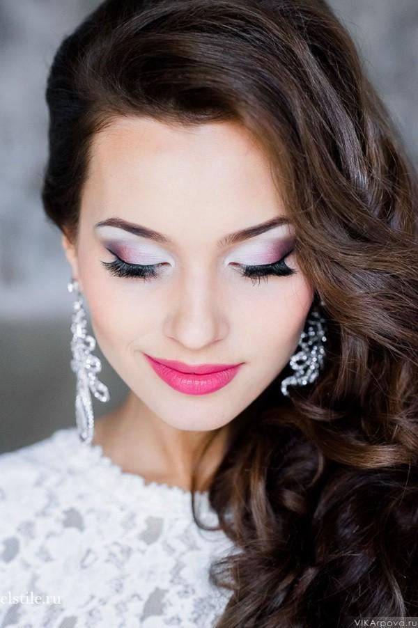 รูปภาพ:https://www.elegantweddinginvites.com/wedding-blog/wp-content/uploads/2015/10/stunning-bridal-makeup-and-hairstyle-ideas.jpg
