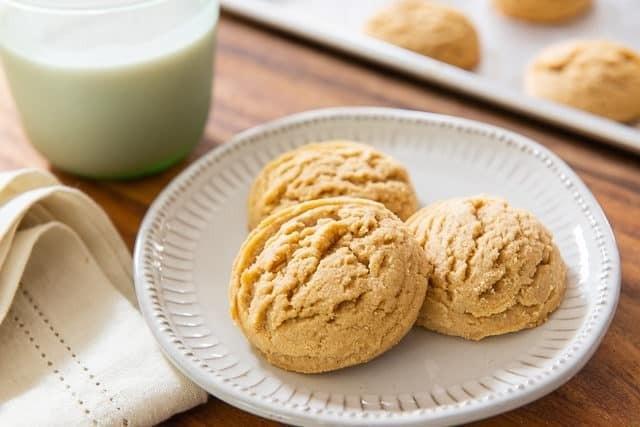 รูปภาพ:https://www.fifteenspatulas.com/wp-content/uploads/2012/01/Peanut-Butter-Cookies-Fifteen-Spatulas-1-640x427.jpg