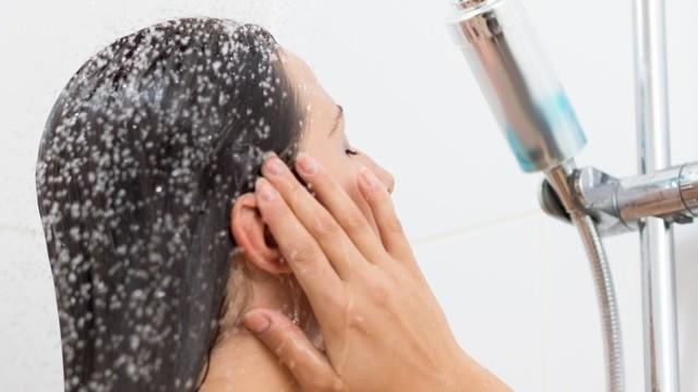รูปภาพ:https://img2.thelist.com/img/gallery/ways-youre-ruining-your-curly-hair/washing-them-in-hot-water.jpg