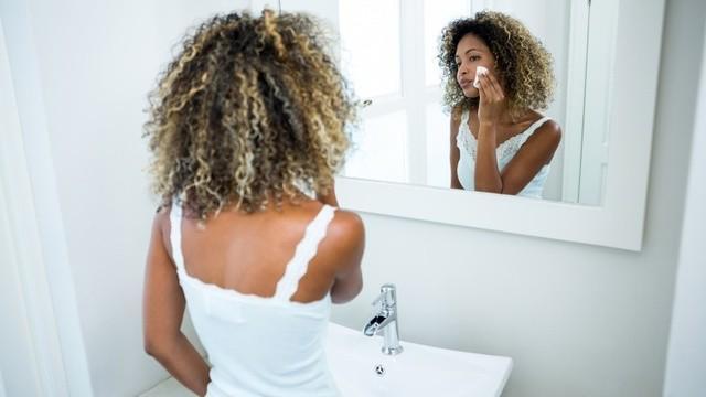 รูปภาพ:https://img2.thelist.com/img/gallery/9-acne-mistakes-youre-probably-making-and-how-to-fix-them/not-washing-your-face-enough.jpg