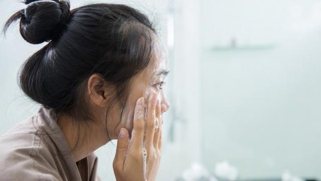 รูปภาพ:https://img3.thelist.com/img/gallery/9-acne-mistakes-youre-probably-making-and-how-to-fix-them/washing-your-face-too-much.jpg