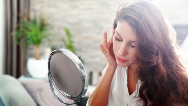 รูปภาพ:https://img3.thelist.com/img/gallery/9-acne-mistakes-youre-probably-making-and-how-to-fix-them/youre-not-moisturizing.jpg