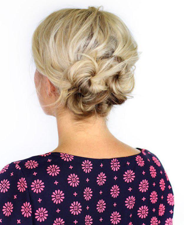 รูปภาพ:https://makeuptutorials.com/wp-content/uploads/2016/09/Knotted-Updo-15-Gorgeous-Homecoming-Hairstyles-for-Short-Hair.jpg