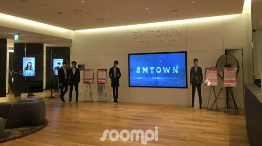 รูปภาพ:https://www.soompi.com/wp-content/uploads/2015/07/SMTOWN-Studio-540x302.jpg