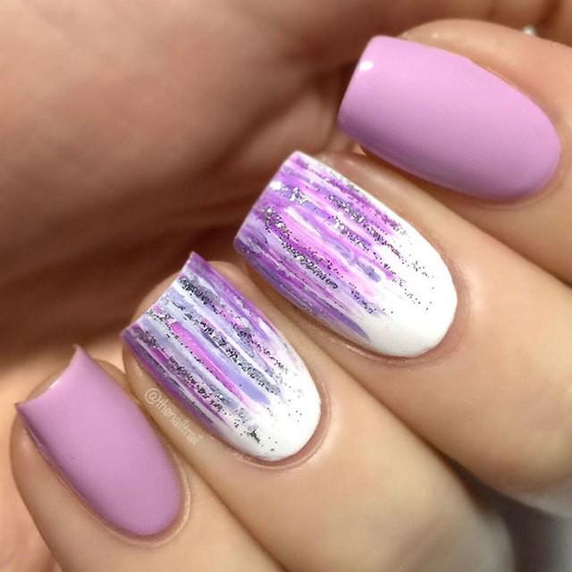 รูปภาพ:https://naildesignsjournal.com/wp-content/uploads/2018/11/waterfall-nails-lilac-white-glitter.jpg